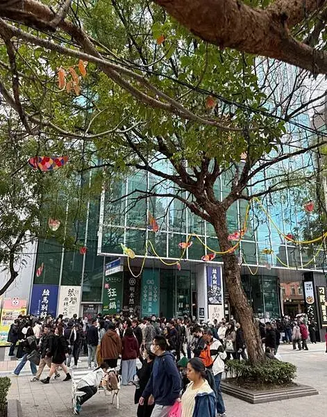 【台南】哇！還沒開賣就滿滿排隊人潮！集團精心籌畫6年開啟酸菜