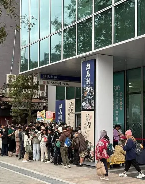 【台南】哇！還沒開賣就滿滿排隊人潮！集團精心籌畫6年開啟酸菜