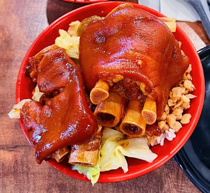 [台北小吃]中山區南京復興站「康庄傳統滷肉飯」老滋味黏而不膩的超入味滷肉飯/巷仔內的好味道/乾淨店面小菜選擇多樣/附菜單