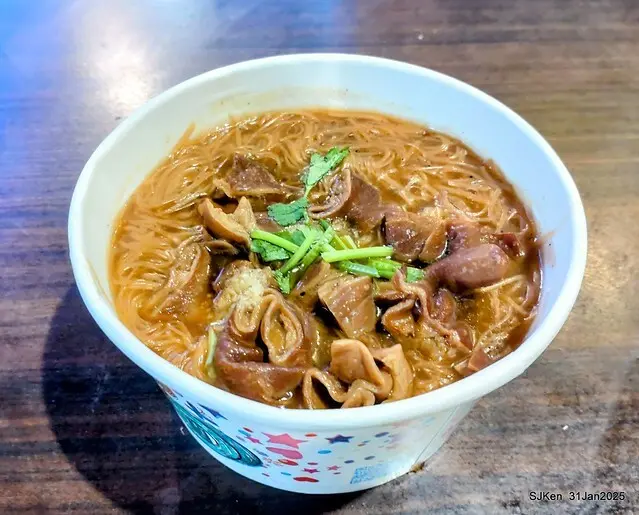 溪邊臭豆腐」(Stingky Tofu and intestine noodles at Creekside shop), HsiGi area, Hsinpei city, Taiwan, SJKen, Jan 31, 2025.