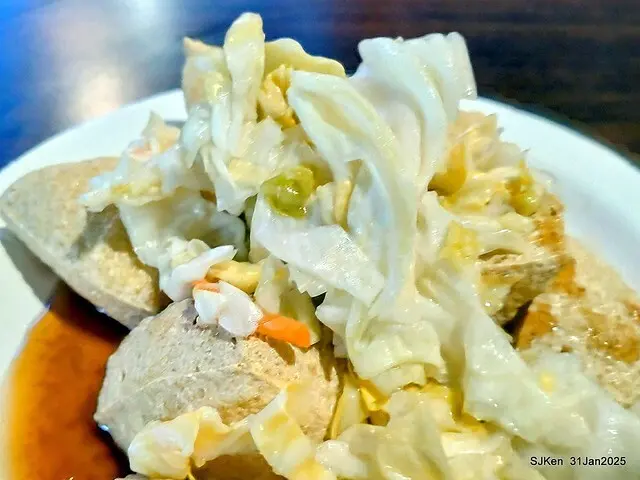 溪邊臭豆腐」(Stingky Tofu and intestine noodles at Creekside shop), HsiGi area, Hsinpei city, Taiwan, SJKen, Jan 31, 2025.