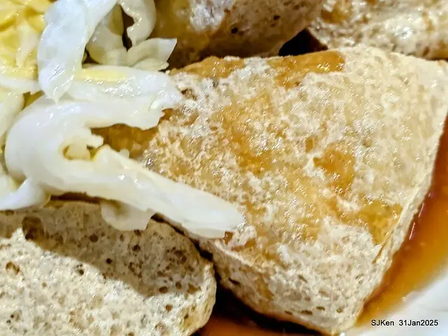 溪邊臭豆腐」(Stingky Tofu and intestine noodles at Creekside shop), HsiGi area, Hsinpei city, Taiwan, SJKen, Jan 31, 2025.