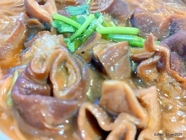 溪邊臭豆腐」(Stingky Tofu and intestine noodles at Creekside shop), HsiGi area, Hsinpei city, Taiwan, SJKen, Jan 31, 2025.