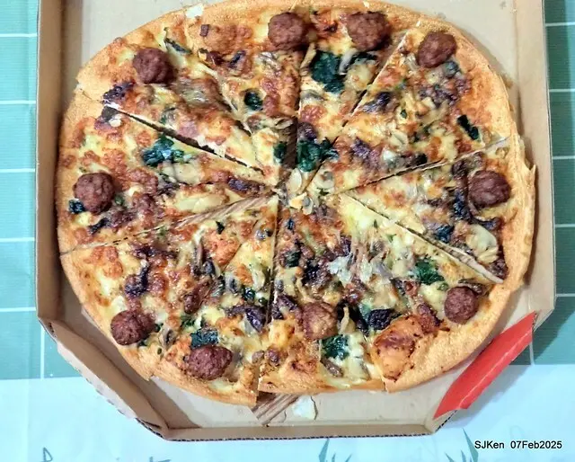 「PIZZA HUT必勝客-南港外送店」APP 買一送三大超值優惠體驗(Special offer of Pizza Hut Nangang branch store), Taipei, Taiwan, SJKen, Feb 7, 2025.