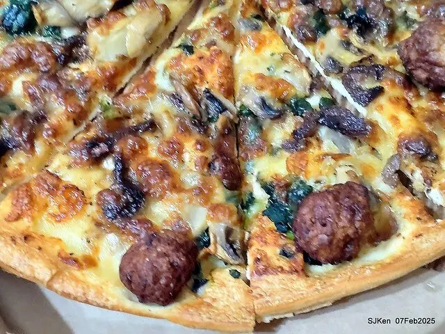 「PIZZA HUT必勝客-南港外送店」APP 買一送三大超值優惠體驗(Special offer of Pizza Hut Nangang branch store), Taipei, Taiwan, SJKen, Feb 7, 2025.