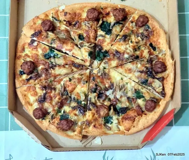 「PIZZA HUT必勝客-南港外送店」APP 買一送三大超值優惠體驗(Special offer of Pizza Hut Nangang branch store), Taipei, Taiwan, SJKen, Feb 7, 2025.