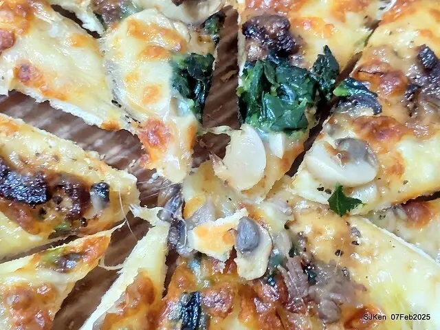 「PIZZA HUT必勝客-南港外送店」APP 買一送三大超值優惠體驗(Special offer of Pizza Hut Nangang branch store), Taipei, Taiwan, SJKen, Feb 7, 2025.