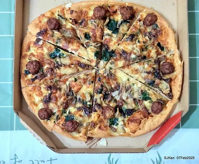 「PIZZA HUT必勝客-南港外送店」APP 買一送三大超值優惠體驗(Special offer of Pizza Hut Nangang branch store), Taipei, Taiwan, SJKen, Feb 7, 2025.