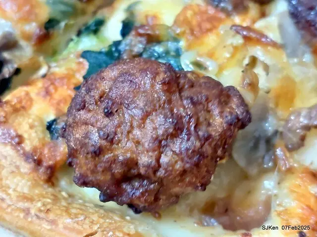 「PIZZA HUT必勝客-南港外送店」APP 買一送三大超值優惠體驗(Special offer of Pizza Hut Nangang branch store), Taipei, Taiwan, SJKen, Feb 7, 2025.