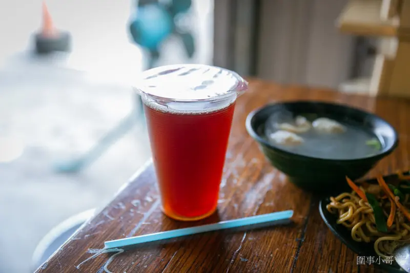 宜蘭冬山超平價國民美食-派吃所食坊砂港分局！招牌上還寫著專治餓人！快用好吃又便宜的餐點來治療我吧我好餓啊啊啊～～～ @圍事小哥的幸福相框