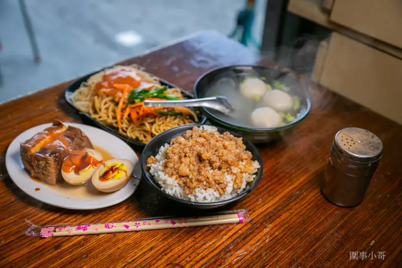 宜蘭冬山超平價國民美食-派吃所食坊砂港分局！招牌上還寫著專治餓人！快用好吃又便宜的餐點來治療我吧我好餓啊啊啊～～～ @圍事小哥的幸福相框