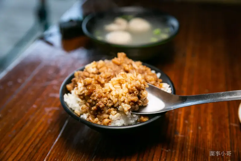 宜蘭冬山超平價國民美食-派吃所食坊砂港分局！招牌上還寫著專治餓人！快用好吃又便宜的餐點來治療我吧我好餓啊啊啊～～～ @圍事小哥的幸福相框