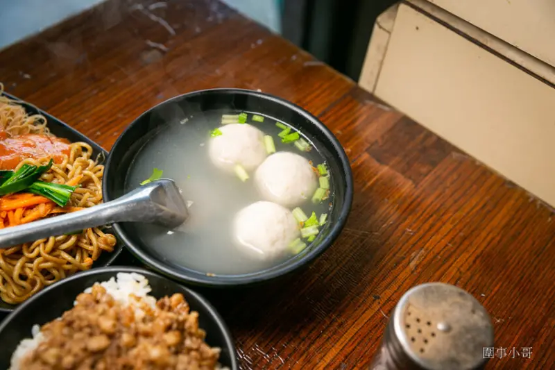 宜蘭冬山超平價國民美食-派吃所食坊砂港分局！招牌上還寫著專治餓人！快用好吃又便宜的餐點來治療我吧我好餓啊啊啊～～～ @圍事小哥的幸福相框
