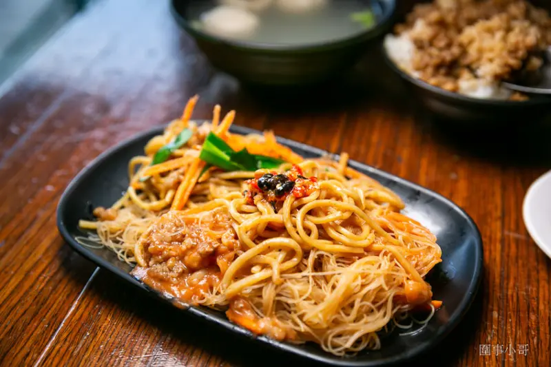 宜蘭冬山超平價國民美食-派吃所食坊砂港分局！招牌上還寫著專治餓人！快用好吃又便宜的餐點來治療我吧我好餓啊啊啊～～～ @圍事小哥的幸福相框