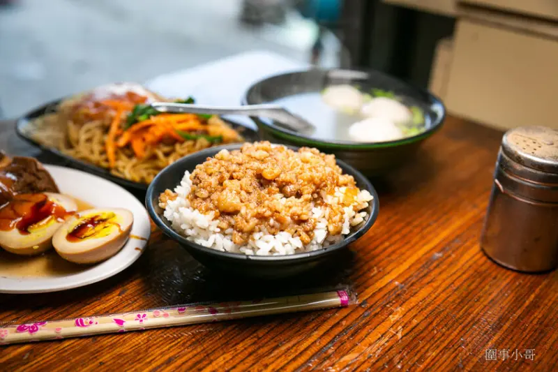 宜蘭冬山超平價國民美食-派吃所食坊砂港分局！招牌上還寫著專治餓人！快用好吃又便宜的餐點來治療我吧我好餓啊啊啊～～～ @圍事小哥的幸福相框