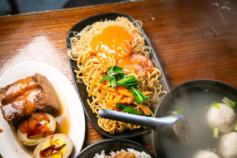 宜蘭冬山超平價國民美食-派吃所食坊砂港分局！招牌上還寫著專治餓人！快用好吃又便宜的餐點來治療我吧我好餓啊啊啊～～～ @圍事小哥的幸福相框