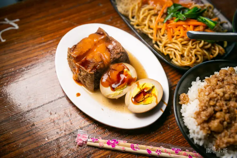 宜蘭冬山超平價國民美食-派吃所食坊砂港分局！招牌上還寫著專治餓人！快用好吃又便宜的餐點來治療我吧我好餓啊啊啊～～～ @圍事小哥的幸福相框