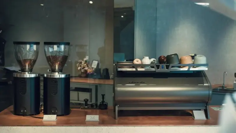 【台南 安平】極簡空間的KAPISIU KOFFEE 單人沙