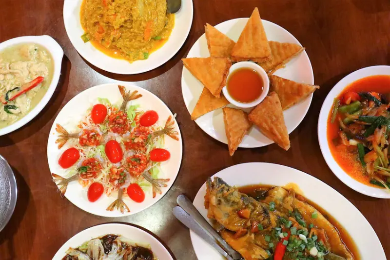 泰味鮮泰式主題餐廳。公館老饕私藏高CP值泰緬料理，華僑夫婦掌廚，超下飯咖哩蝦、酸辣三味魚和最有蝦味的月亮蝦餅（台北中正）