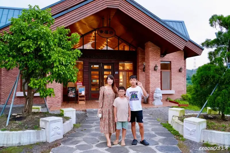 坐擁峨眉湖畔美景「世界幸福咖啡總店」，新竹峨眉湖蔬食咖啡廳、