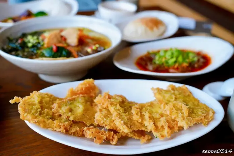 坐擁峨眉湖畔美景「世界幸福咖啡總店」，新竹峨眉湖蔬食咖啡廳、