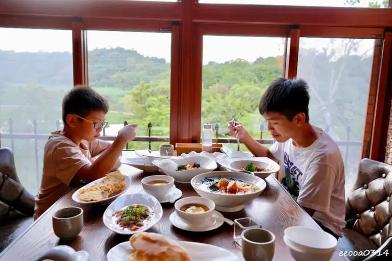 坐擁峨眉湖畔美景「世界幸福咖啡總店」，新竹峨眉湖蔬食咖啡廳、
