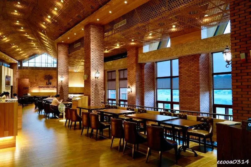 坐擁峨眉湖畔美景「世界幸福咖啡總店」，新竹峨眉湖蔬食咖啡廳、