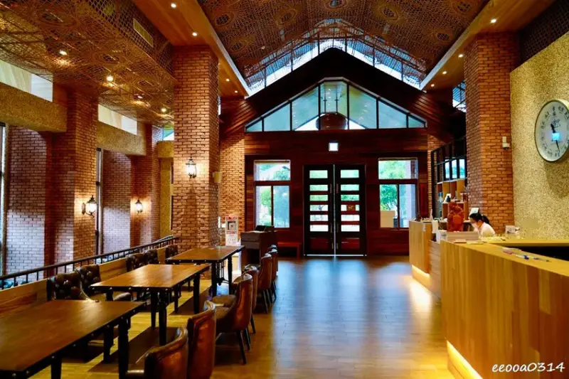 坐擁峨眉湖畔美景「世界幸福咖啡總店」，新竹峨眉湖蔬食咖啡廳、