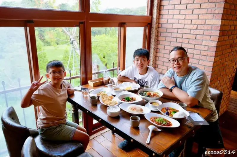 坐擁峨眉湖畔美景「世界幸福咖啡總店」，新竹峨眉湖蔬食咖啡廳、