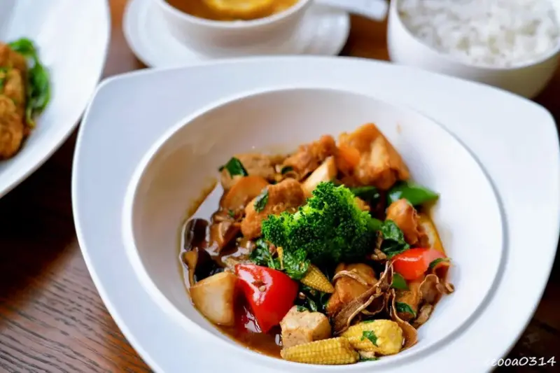 坐擁峨眉湖畔美景「世界幸福咖啡總店」，新竹峨眉湖蔬食咖啡廳、