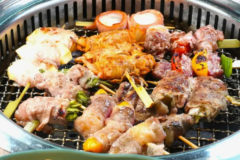 點烤串不用手軟 無限供應的烤串+燒肉 從午餐一路吃到宵夜｜築