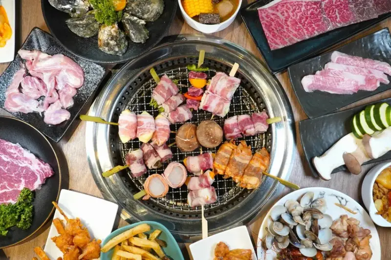 點烤串不用手軟 無限供應的烤串+燒肉 從午餐一路吃到宵夜｜築