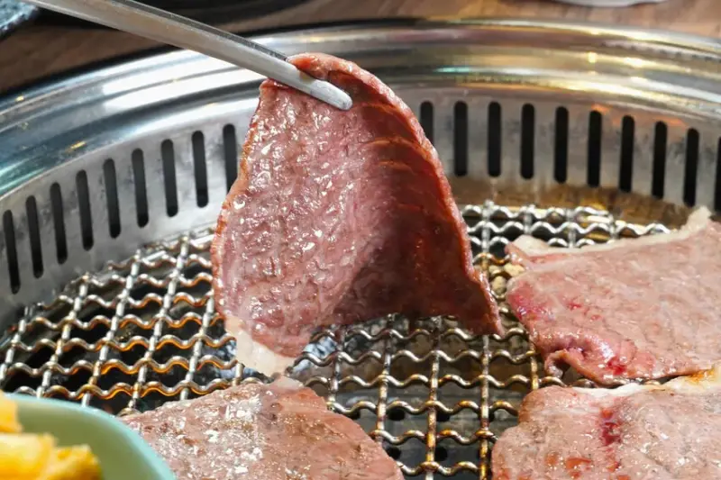 點烤串不用手軟 無限供應的烤串+燒肉 從午餐一路吃到宵夜｜築