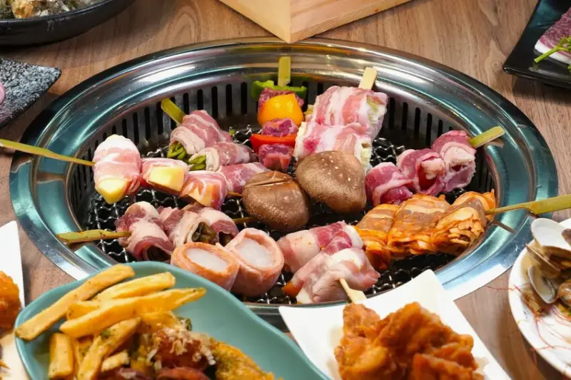 點烤串不用手軟 無限供應的烤串+燒肉 從午餐一路吃到宵夜｜築