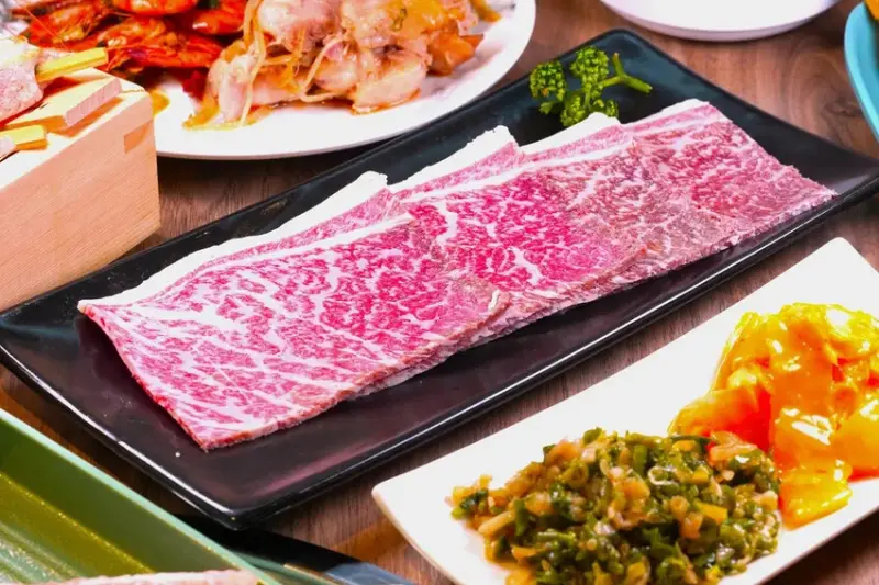 點烤串不用手軟 無限供應的烤串+燒肉 從午餐一路吃到宵夜｜築