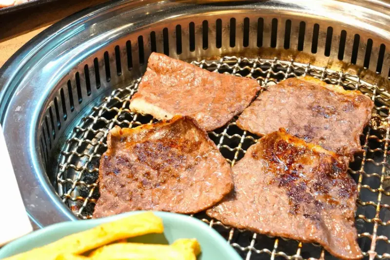 點烤串不用手軟 無限供應的烤串+燒肉 從午餐一路吃到宵夜｜築