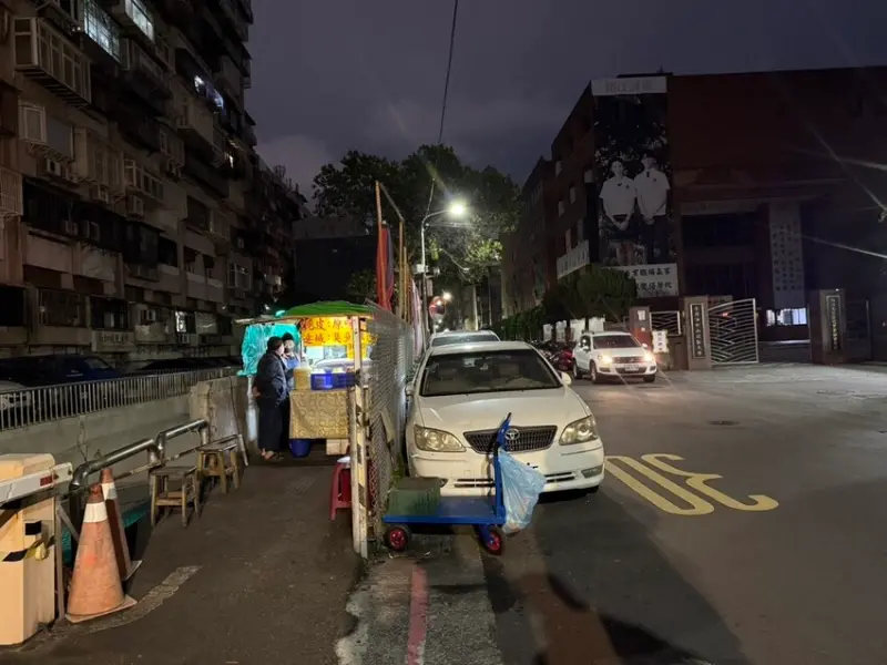 【台北中山美食】連城臭豆腐，臭味巷口即被熏到，入口卻極度美味