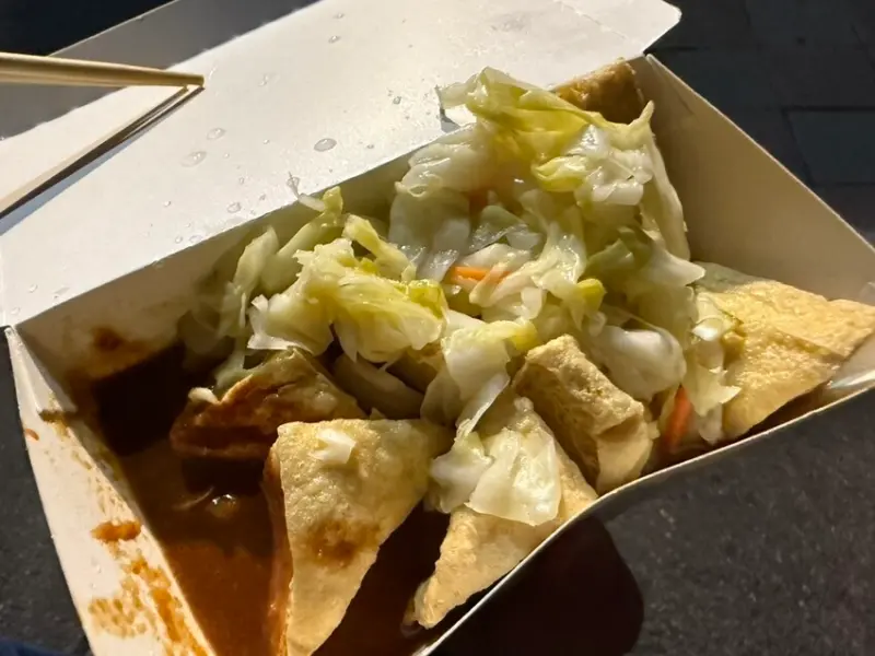 【台北中山美食】連城臭豆腐，臭味巷口即被熏到，入口卻極度美味