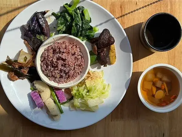 美術館附近的素食新選擇！三德六味——從簡餐店華麗轉型自助餐，