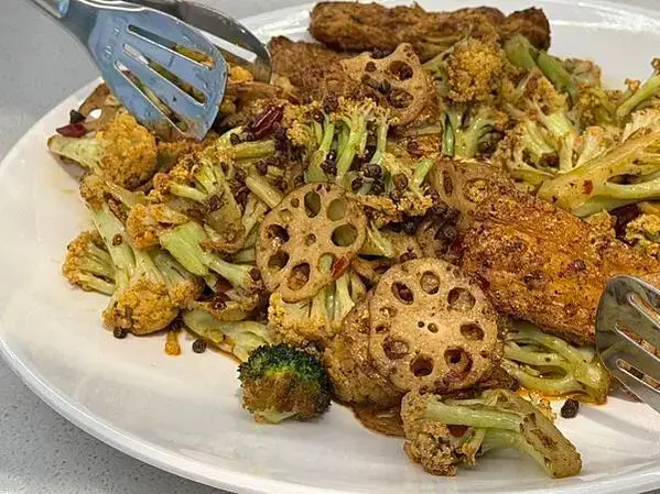 美術館附近的素食新選擇！三德六味——從簡餐店華麗轉型自助餐，