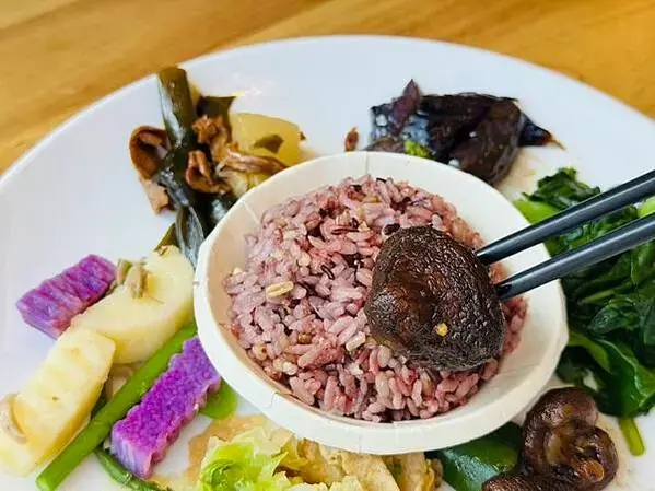 美術館附近的素食新選擇！三德六味——從簡餐店華麗轉型自助餐，