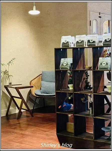 捷運江子翠站 ‧ 蚓咖啡