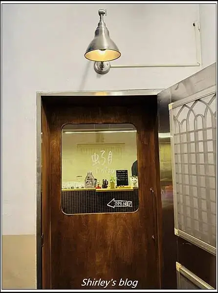 捷運江子翠站 ‧ 蚓咖啡