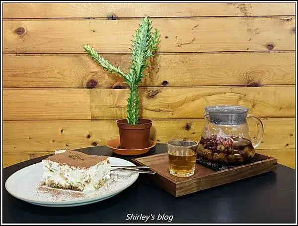 捷運江子翠站 ‧ 蚓咖啡