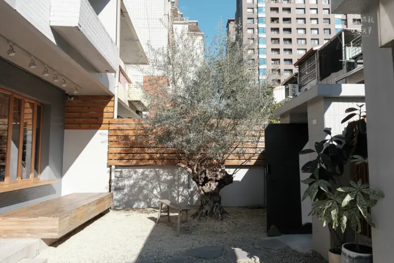 台中西區｜隱身精誠商圈巷內滿餡生甜甜圈，開心果、草莓超誘人｜