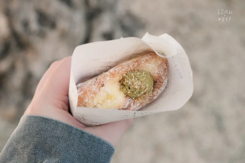 台中西區｜隱身精誠商圈巷內滿餡生甜甜圈，開心果、草莓超誘人｜