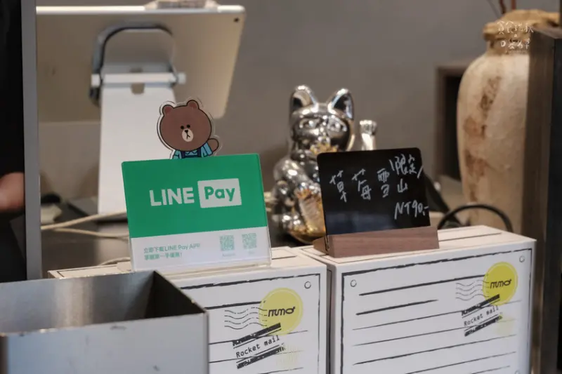 台中西區｜隱身精誠商圈巷內滿餡生甜甜圈，開心果、草莓超誘人｜