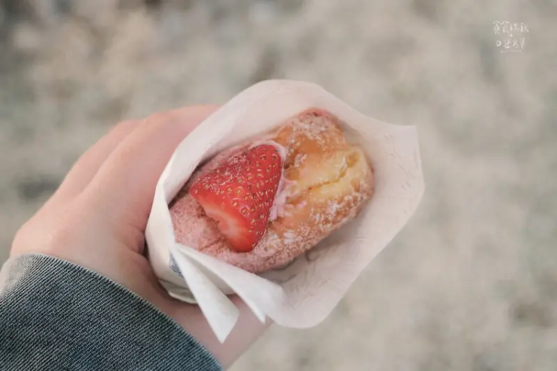 台中西區｜隱身精誠商圈巷內滿餡生甜甜圈，開心果、草莓超誘人｜