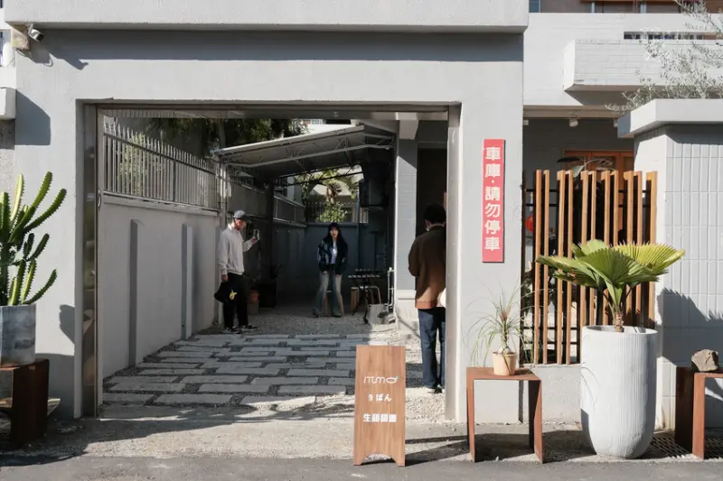 台中西區｜隱身精誠商圈巷內滿餡生甜甜圈，開心果、草莓超誘人｜