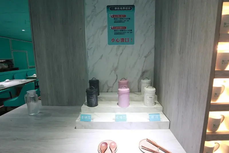 吃。台南市。美食|中西區。「狂一鍋酸菜魚-台南中山店」。。